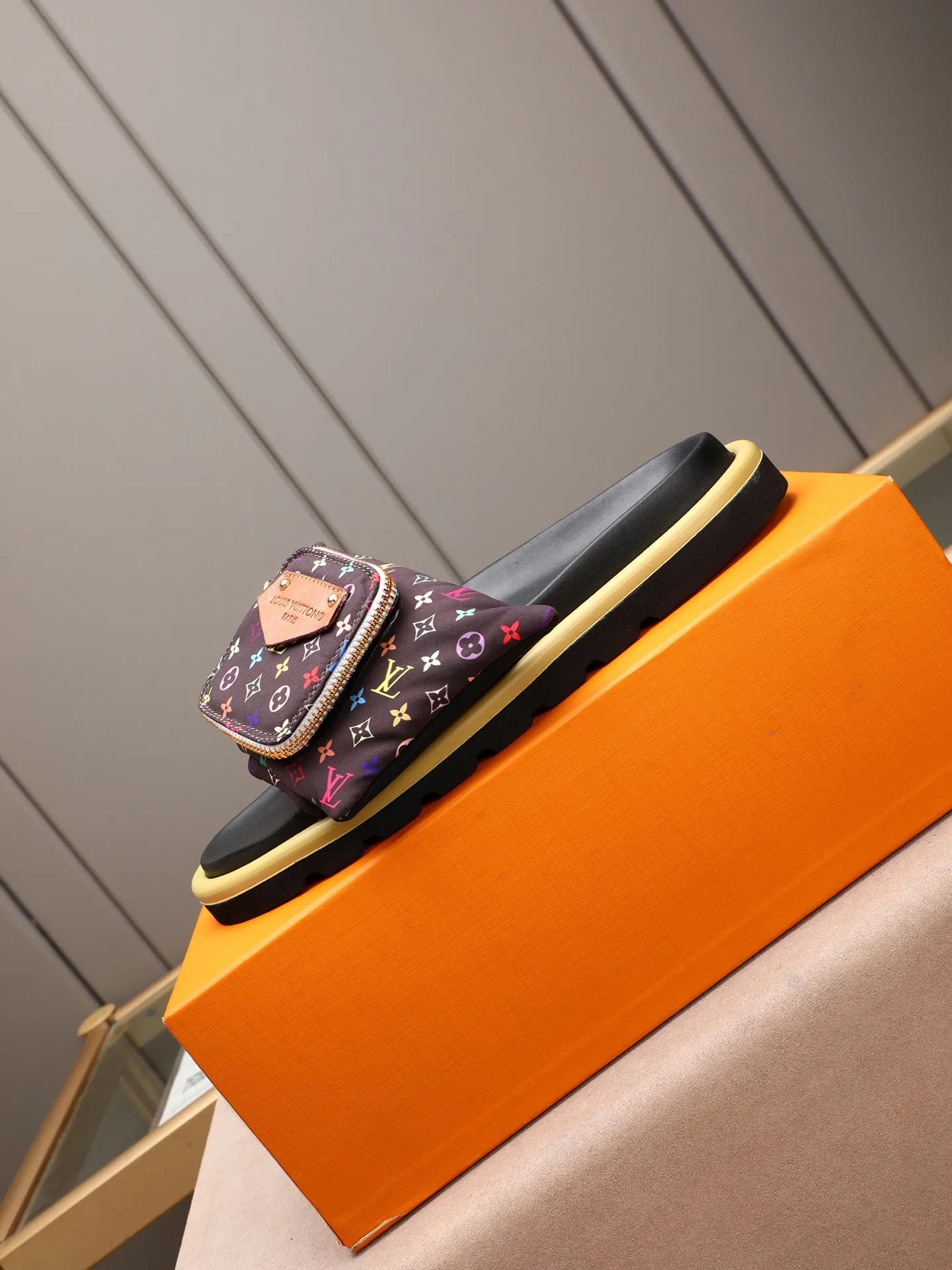 PP400 couple model with drawer box [LOUIS VUITTON] Louis Vuitton, the latest LV official website printed wallet and men's and women's slippers🔥🔥🔥 are now on the market. The drawer box is packed with cloth bags and cards. The upper pattern looks very soft and waxy, and it is a super versatile leg slimming tool. Fabric: Imported denim/down silk cotton embossed, official website pattern printing, lining: water-dyed sheepskin down filling, comfortable to wear, feet: high elastic PU water table. Sole: foam sole, heel height: about 5cm. Size 35-46, 35, 45 and 46 are custom-made and cannot be returned or exchanged. Color: multiple colors available.